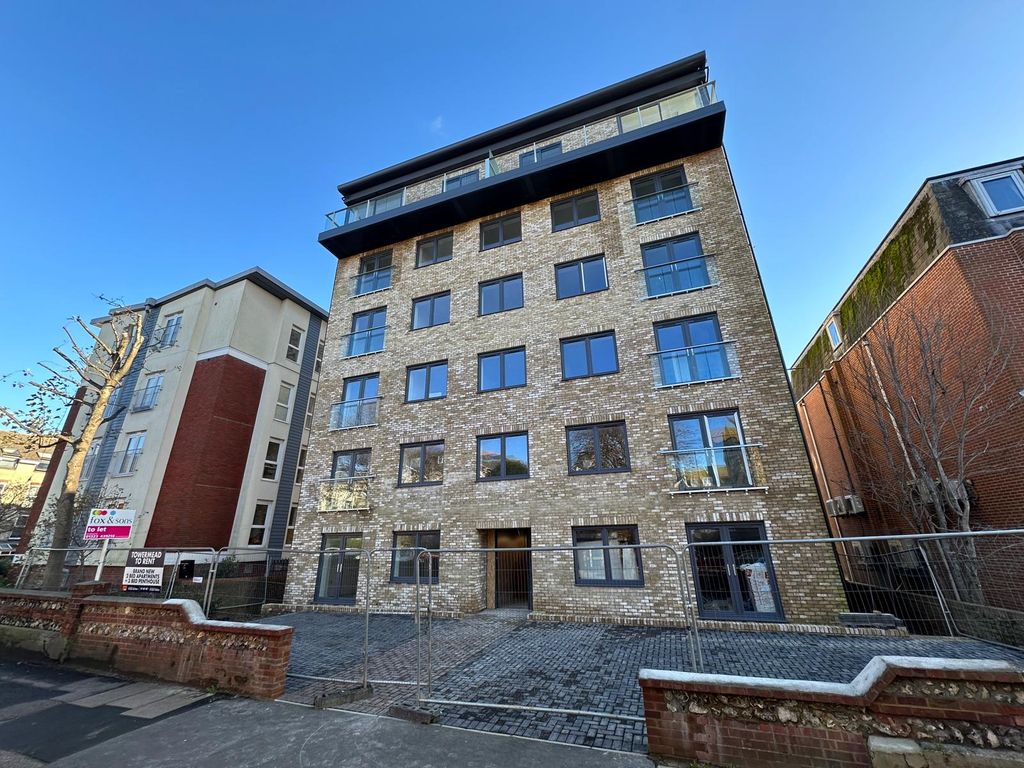 2 bed flat to rent in St. Leonards Road, Eastbourne BN21, £1,250 pcm