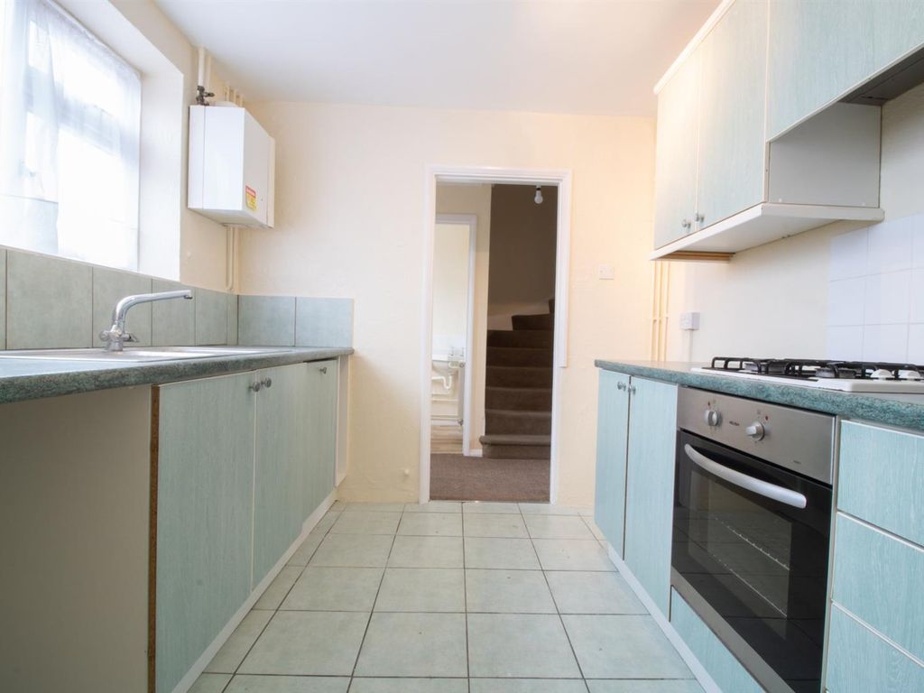 3 bed to rent in Fairlands Avenue, Fairlands, Guildford GU3