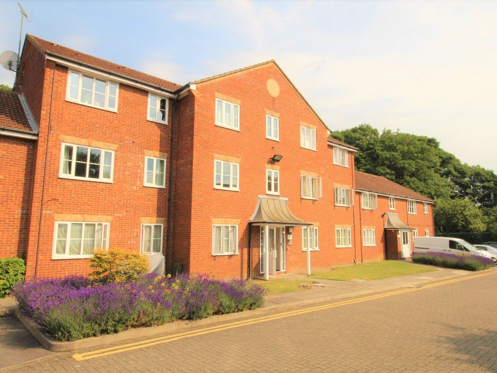1 bed flat to rent in Regent Court, Welwyn Garden City AL7, £1,100 pcm