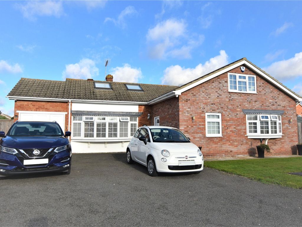 5 bed detached bungalow for sale in Green Close, Didcot, Oxfordshire