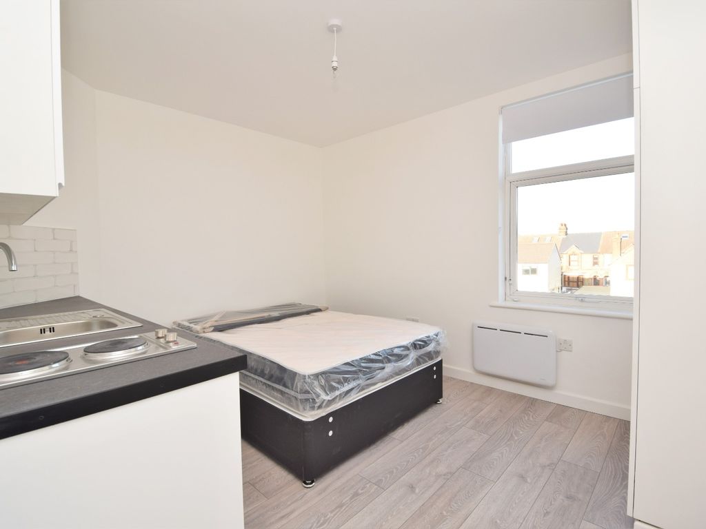 1 bed flat to rent in Room 5, Bushey Hall Road, Bushey, Hertfordshire