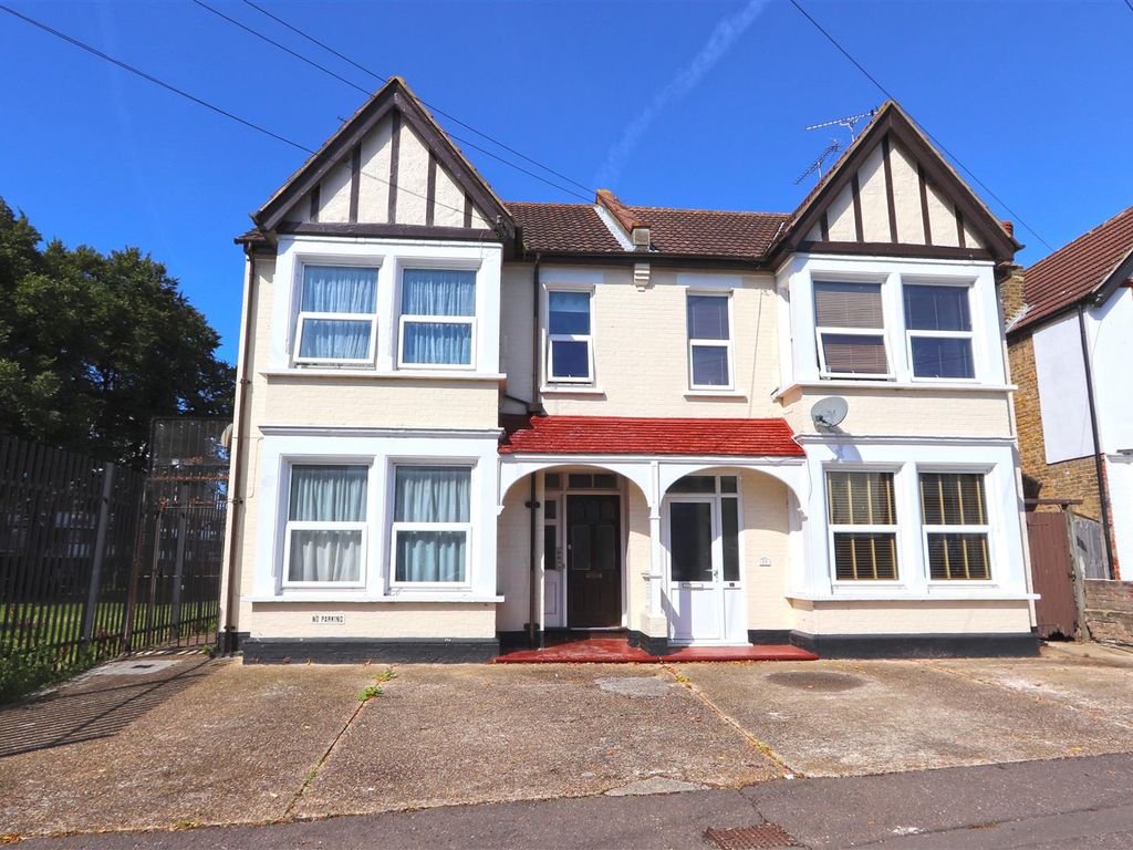 2 bed flat for sale in Christchurch Road, SouthendOnSea SS2, £215,000