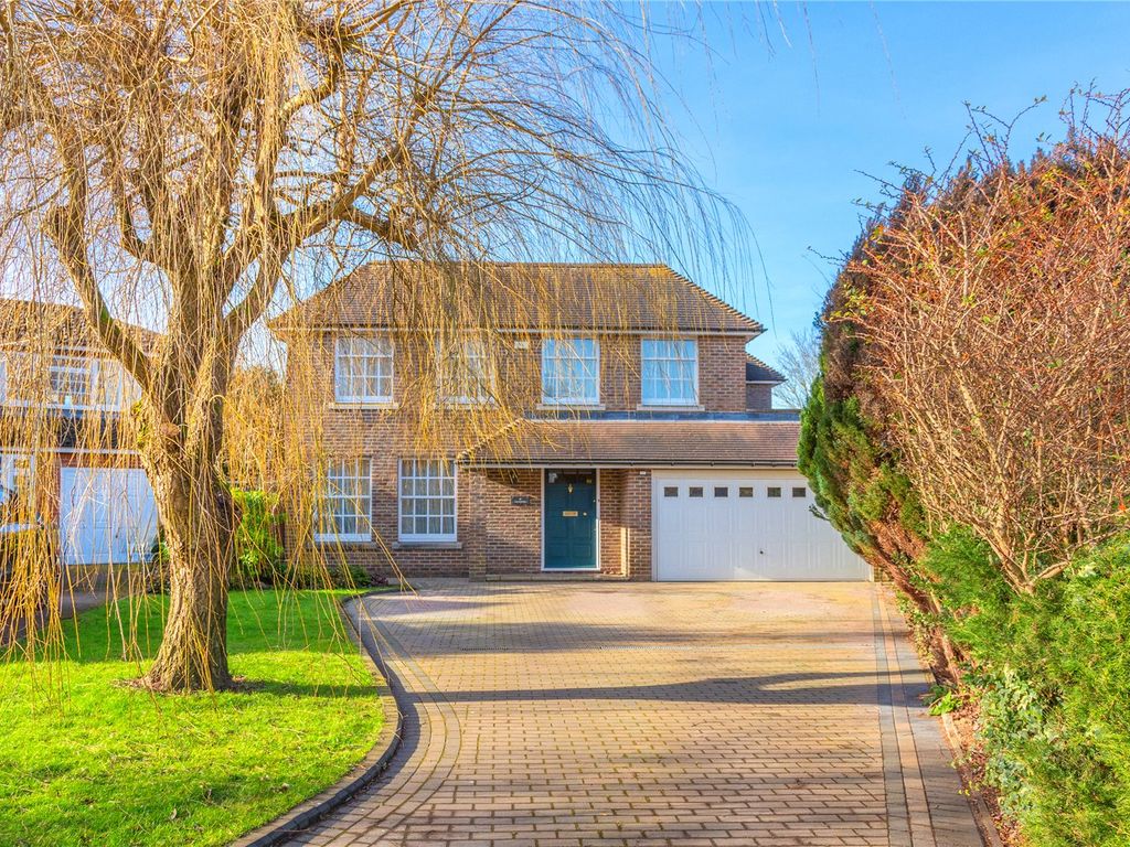 5 bed detached house for sale in Homefield Road, Radlett, Hertfordshire