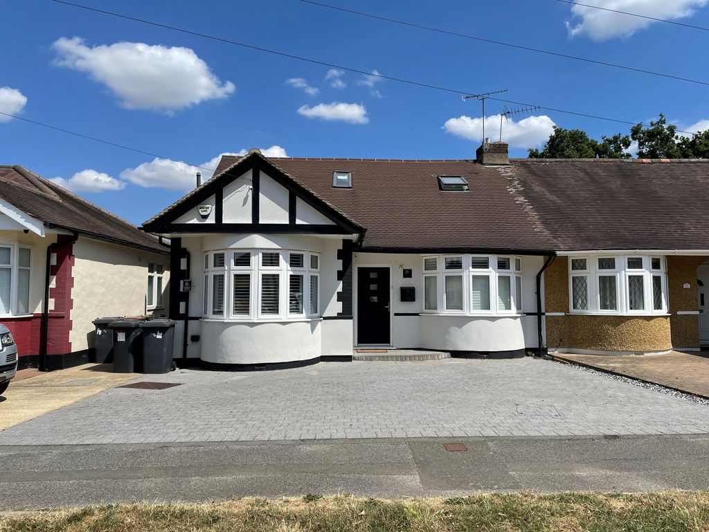 4 bed semidetached bungalow for sale in Aberdale Gardens, Potters Bar