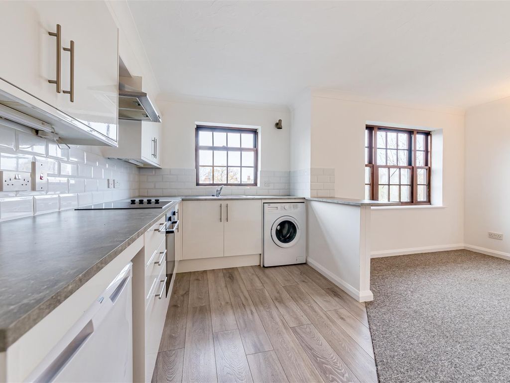 1 bed flat to rent in Princes Road, Weybridge KT13, £1,195 pcm Zoopla