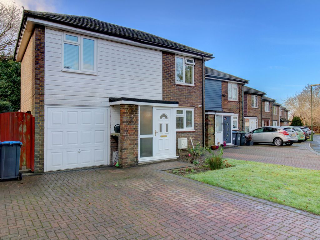 3 bed end terrace house for sale in Newlands Crescent, East Grinstead