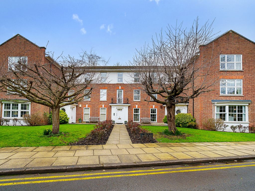 3 bed flat for sale in Swinnerton House, Phyllis Court Drive, HenleyOn