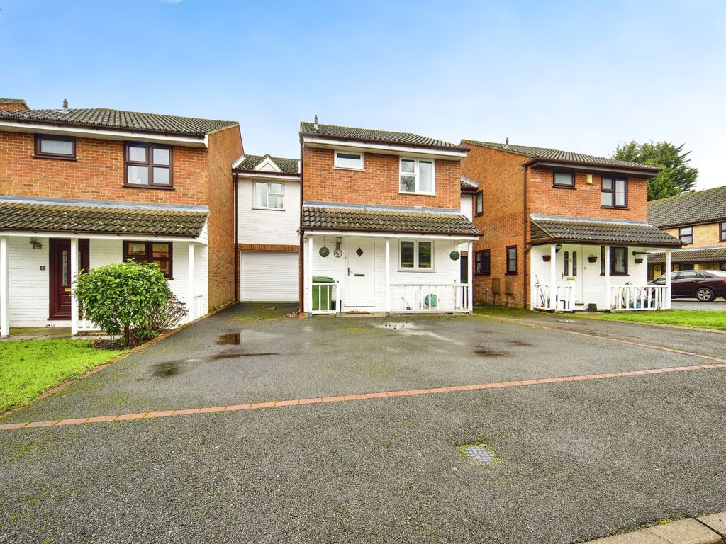 4 bed terraced house for sale in Fallowfield Close, Weavering