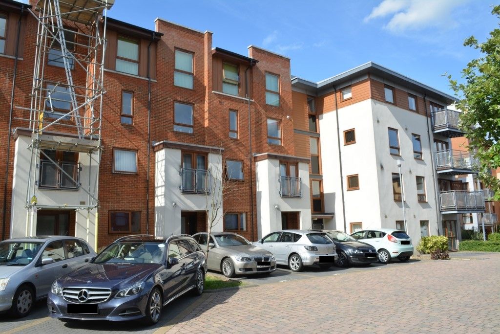 3 bed for sale in Commonwealth Drive, Crawley RH10, £335,000