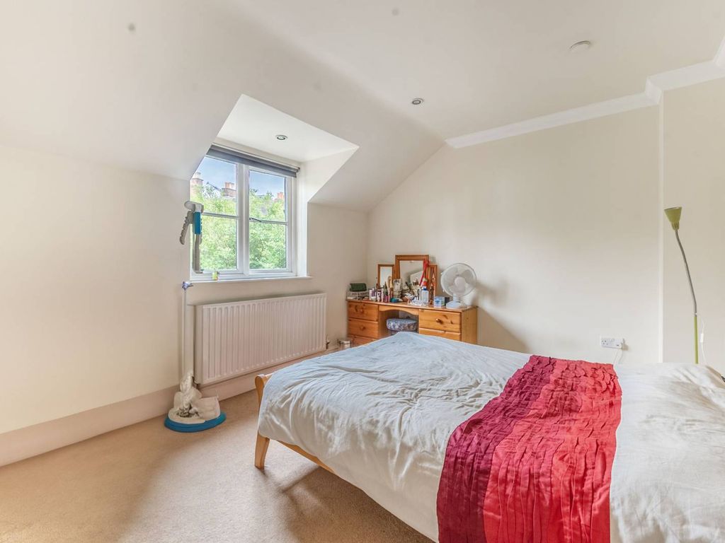 3 bed flat to rent in Green Lane, Stanmore HA7, £2,250 pcm Zoopla