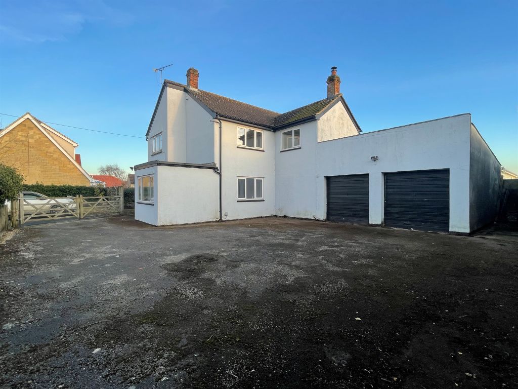 4 bed detached house for sale in Bradenstoke, Bradenstoke, Chippenham