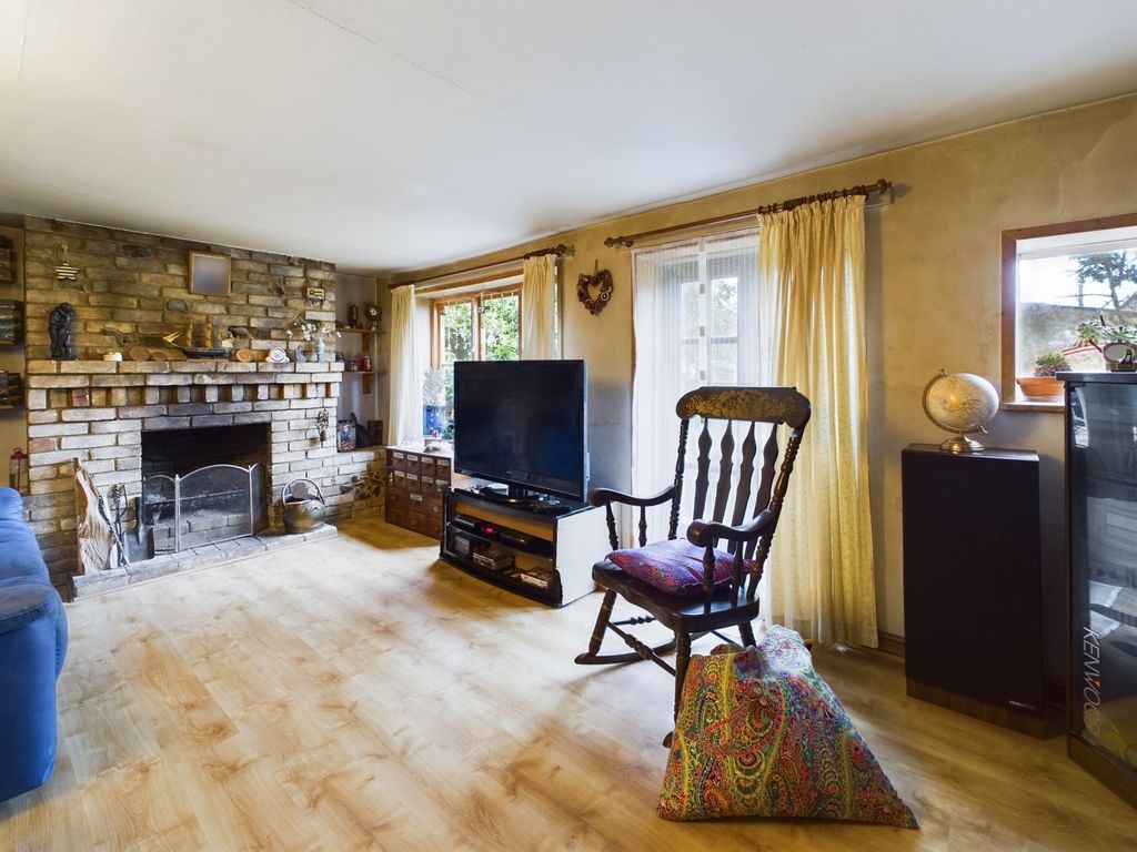 5 bed detached house for sale in Queensway, Mildenhall, Bury St. Edmunds, Suffolk IP28, £375,000