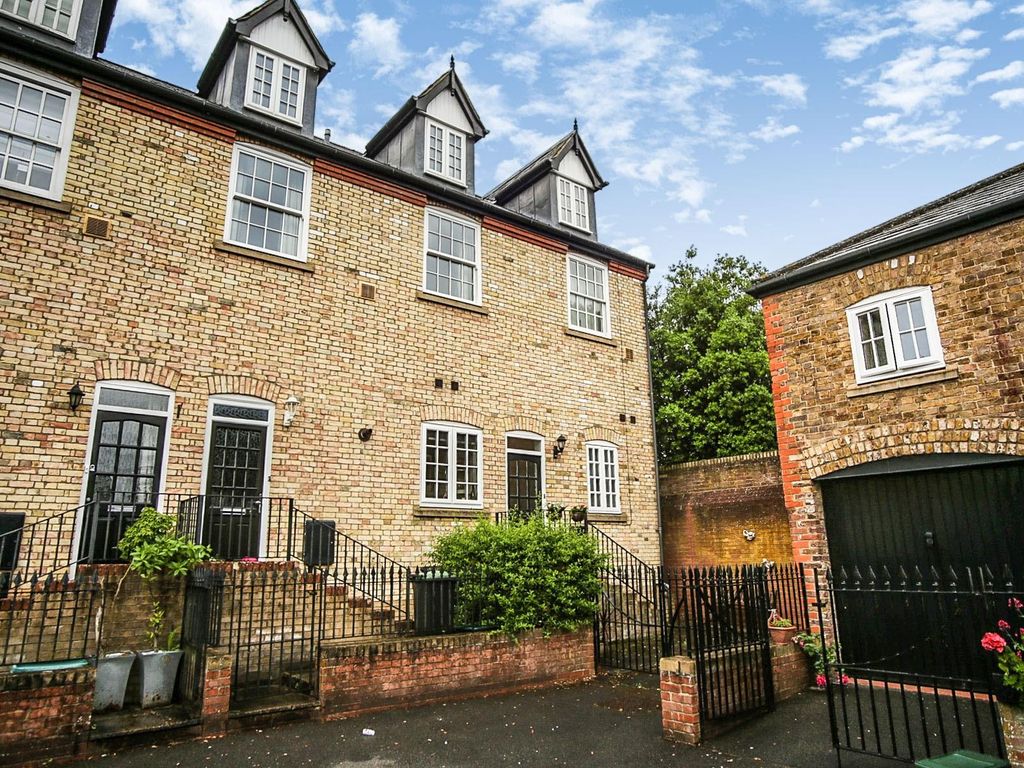 3 bed town house to rent in Abbey Brewery Court, Swan Street, West