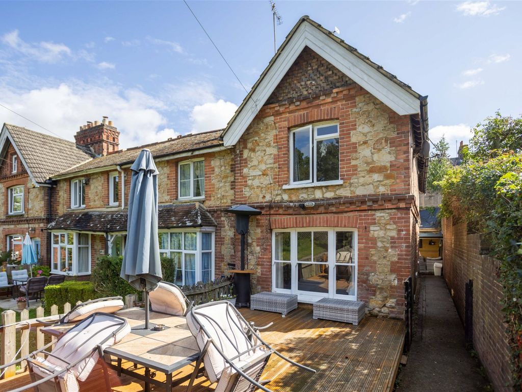 2 bed end terrace house for sale in Cranbrook Road, Hawkhurst