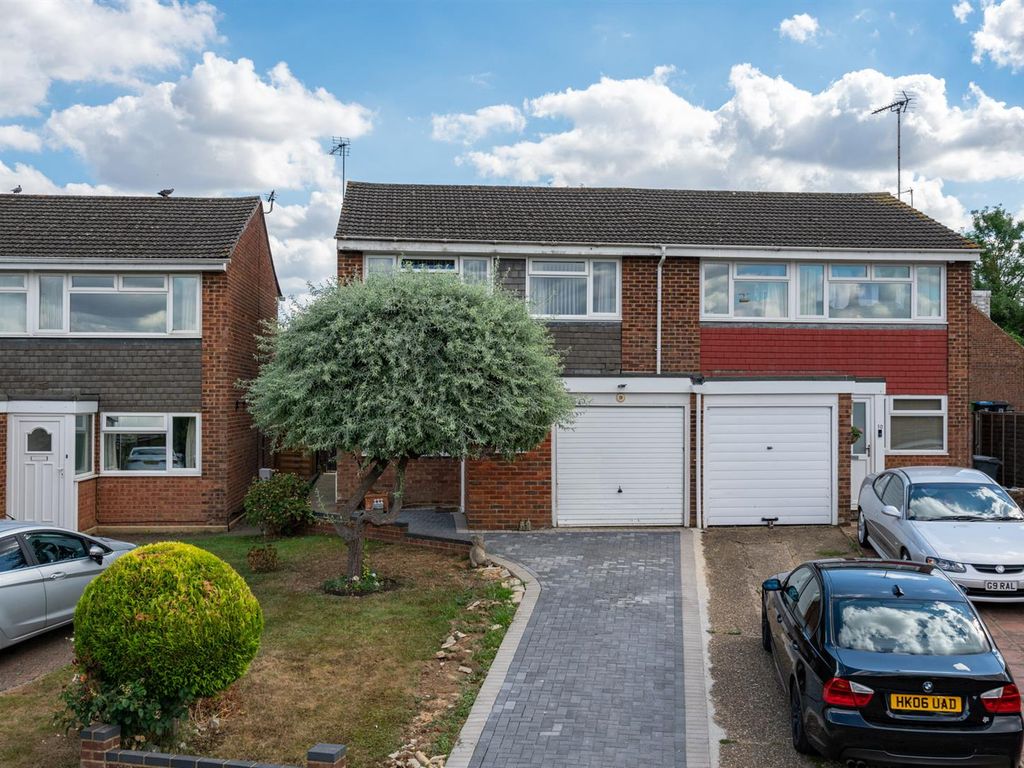 3 bed semidetached house for sale in Tattershall Drive, Hemel