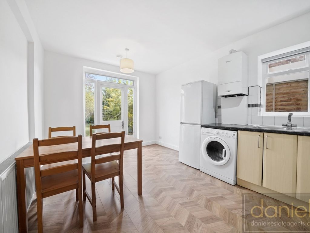 2 bed flat to rent in St Johns Avenue, Harlesden, London NW10, £1,725