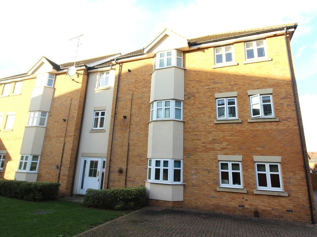 2 bed flat to rent in Hew Watt Close, Orsett RM16, £1,400 pcm Zoopla