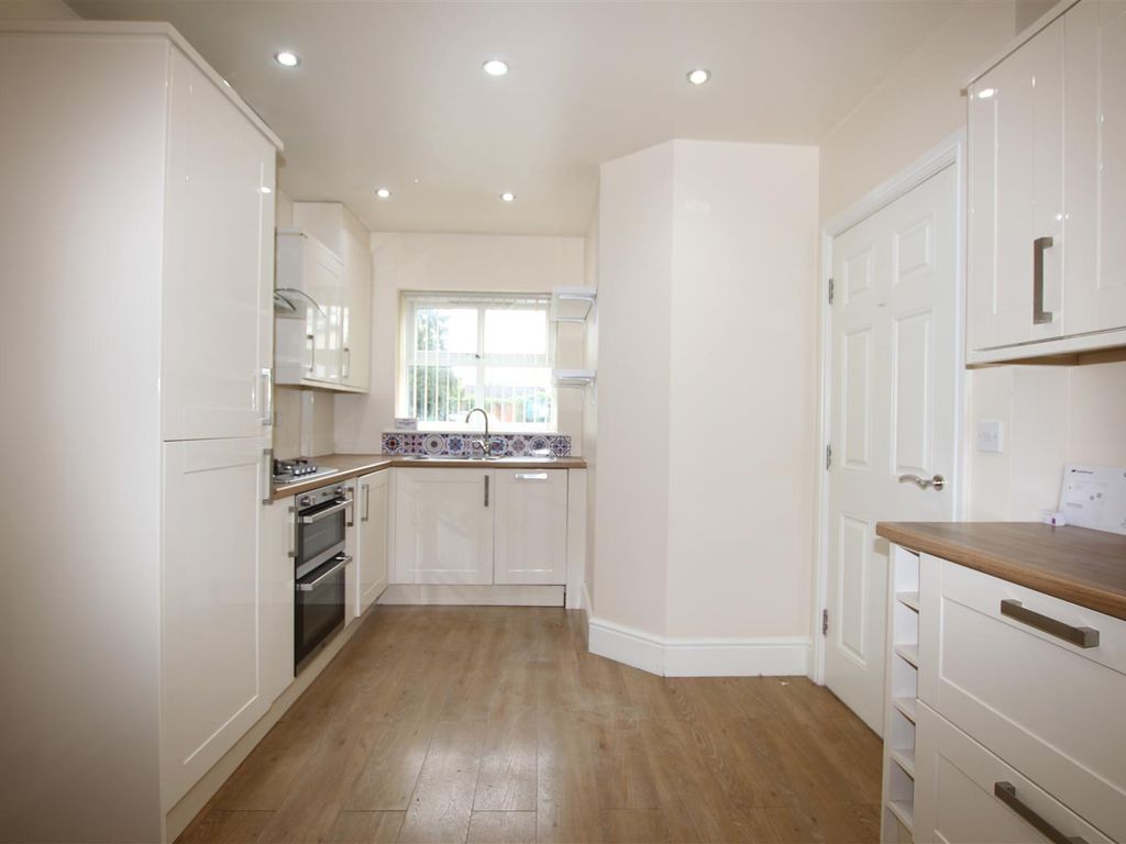 4 bed town house to rent in Rushdene Court, Wyke, Bradford BD12, £950