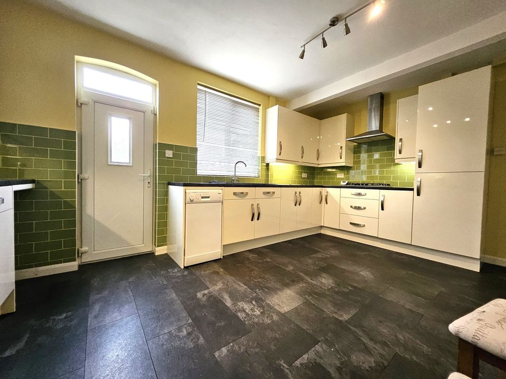3 bed semidetached house to rent in Masefield Road, Wheatley Hills
