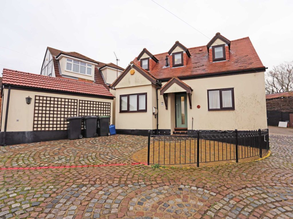 6 bed detached house to rent in Theydon Park Road, Epping CM16 Zoopla