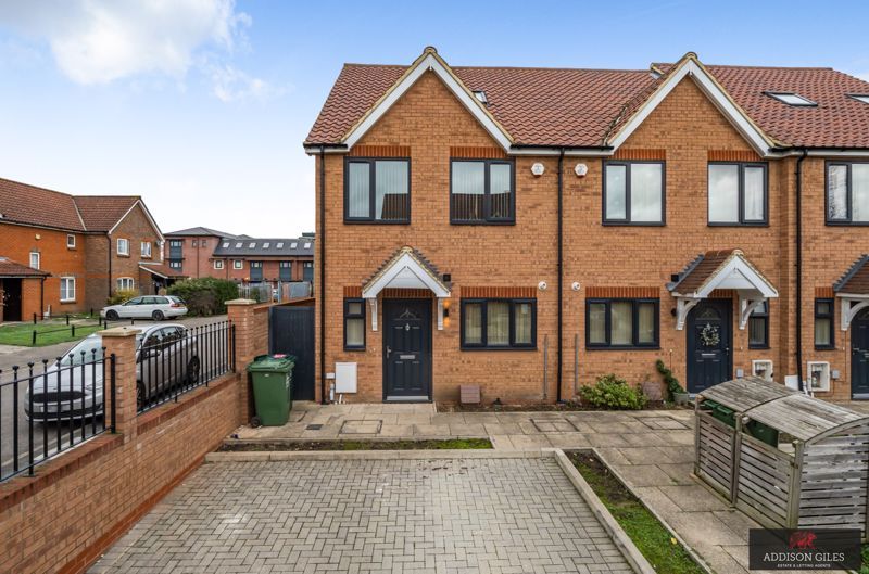 3 bed end terrace house for sale in Vibia Close, StainesUponThames