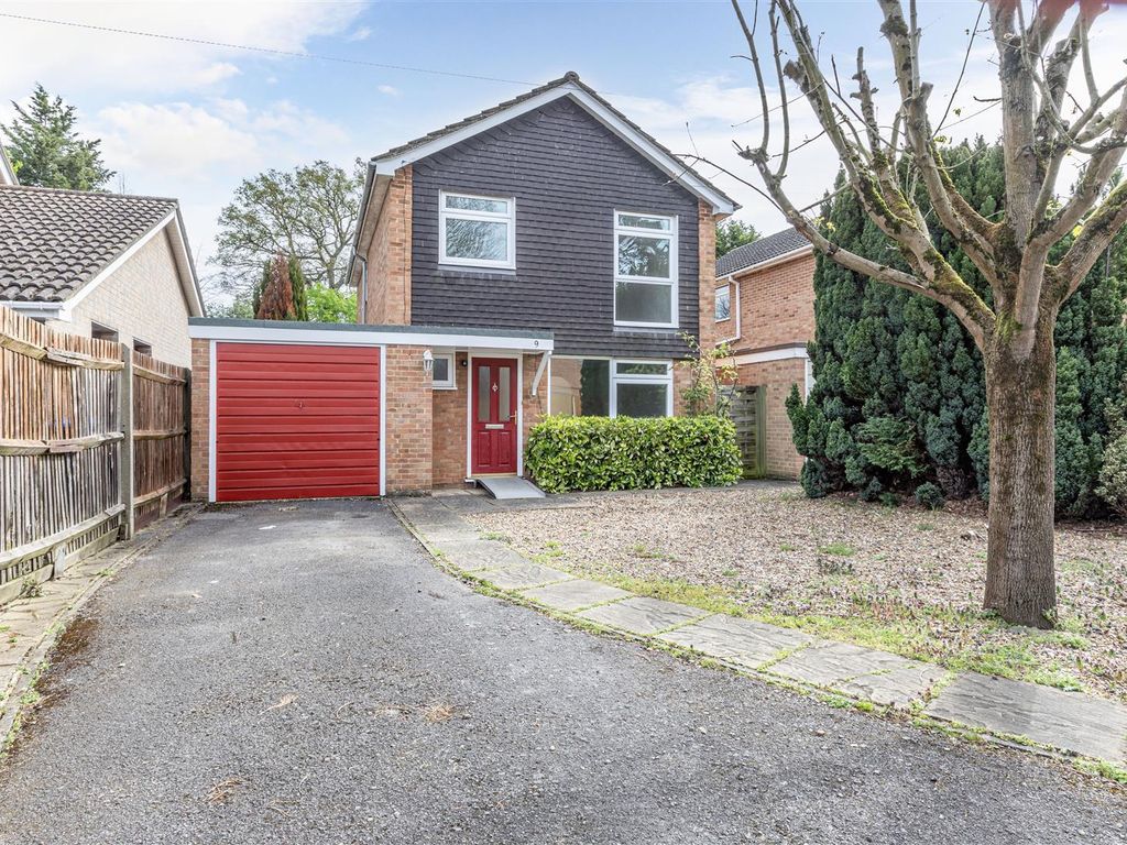 4 bed detached house for sale in Conquest Road, Addlestone KT15, £