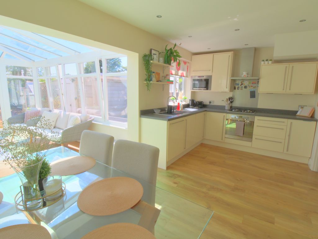 3 bed semidetached house for sale in Roestock Gardens, Colney Heath