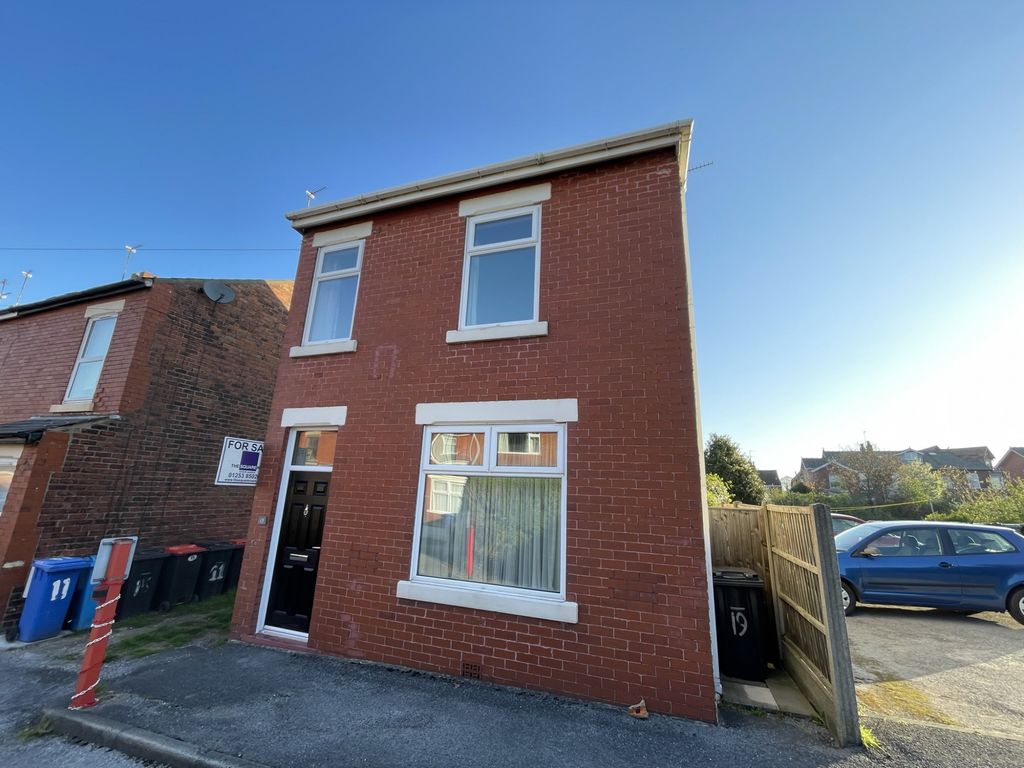 3 bed detached house for sale in Longfield Place, PoultonLeFylde FY6