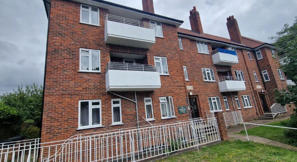 2 bed flat to rent in Surbiton Road, Kingston Upon Thames KT1, £1,850