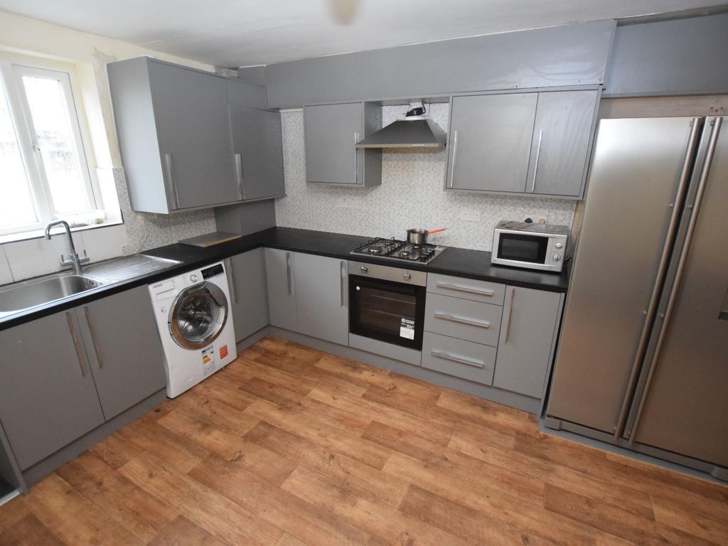 3 bed flat to rent in Padiham Road, Burnley BB12, £750 pcm Zoopla