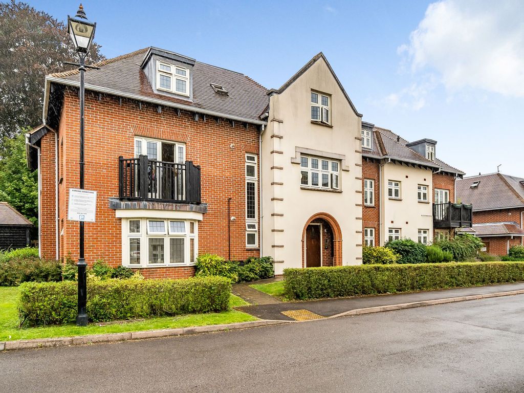 1 bed flat for sale in Stuart House, Highcroft Road, Winchester SO22, £