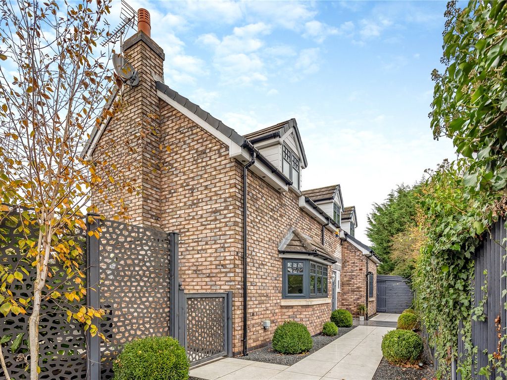 4 bed detached house for sale in Chester Road, Gresford, Wrexham LL12