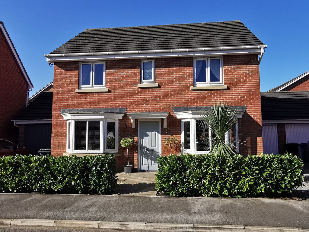 4 bed detached house for sale in Sunningdale Way, Gainsborough DN21, £