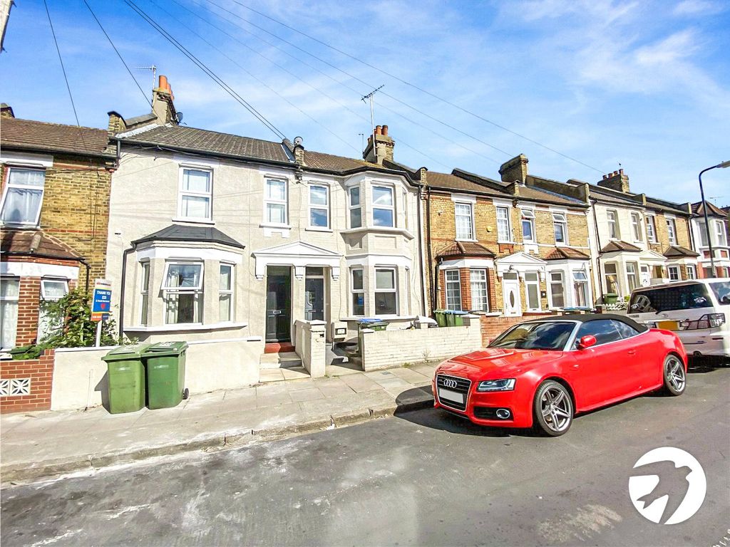 3 bed terraced house to rent in Bannockburn Road, Plumstead, London