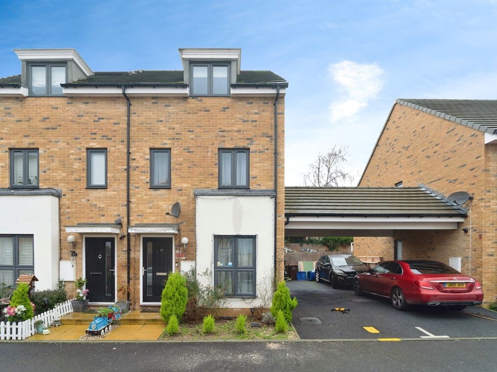 3 bed semidetached house for sale in Belhouse Avenue, Aveley, South