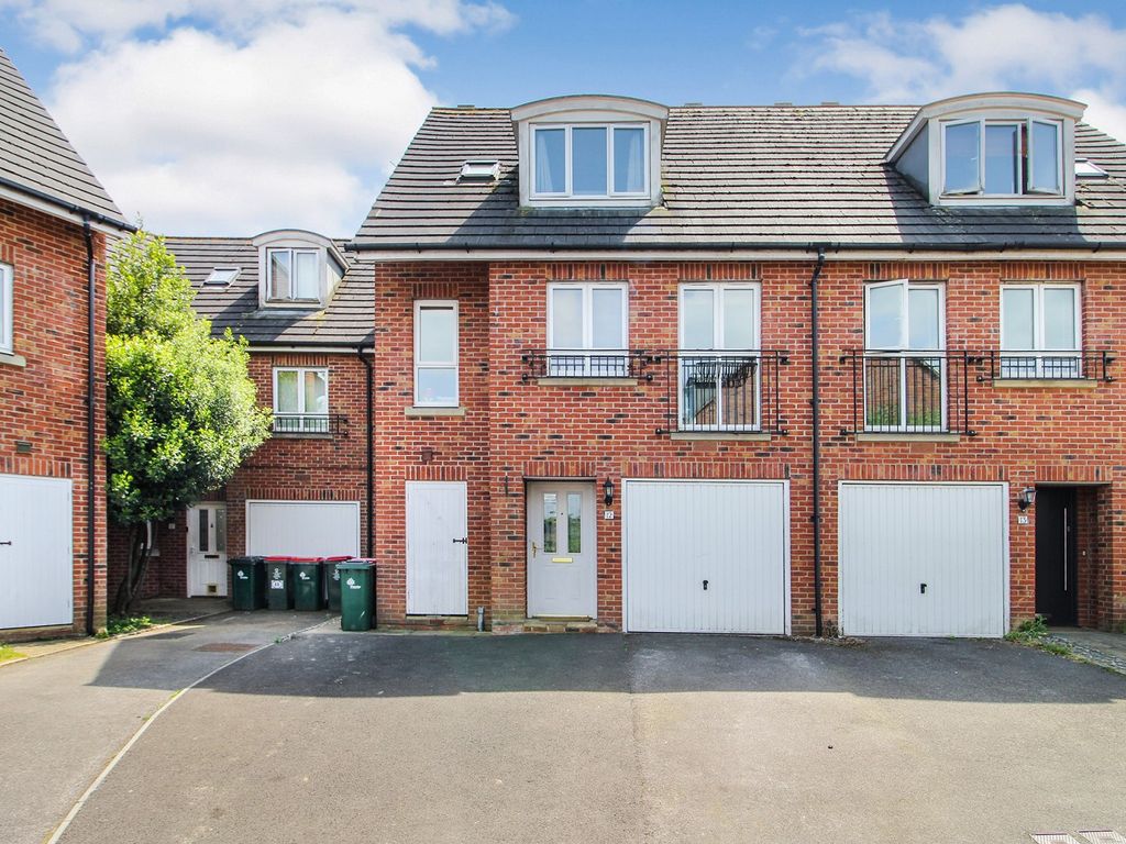 4 bed semidetached house for sale in Victoria Mews, Crawley, West