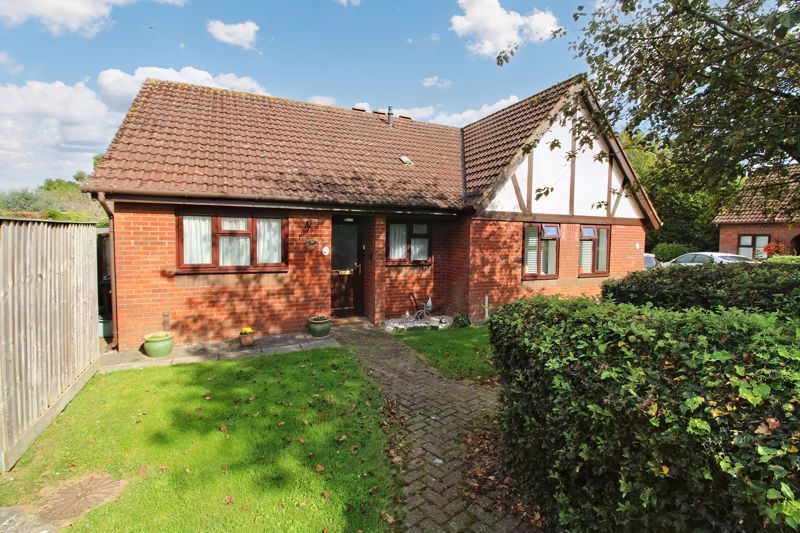 2 bed semidetached bungalow for sale in Holmer Place, Holmer Green