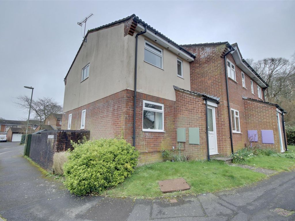 2 bed end terrace house for sale in Coates Way, Waterlooville PO7, £