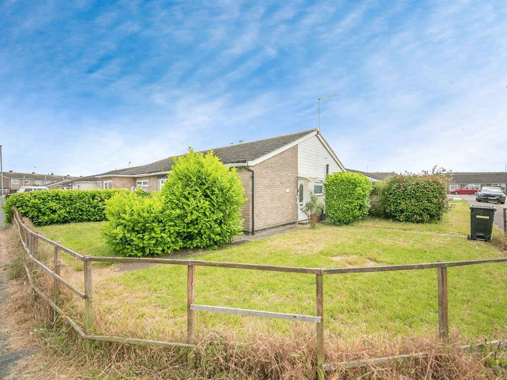 2 bed semidetached bungalow for sale in Rowan Close, ClactonOnSea