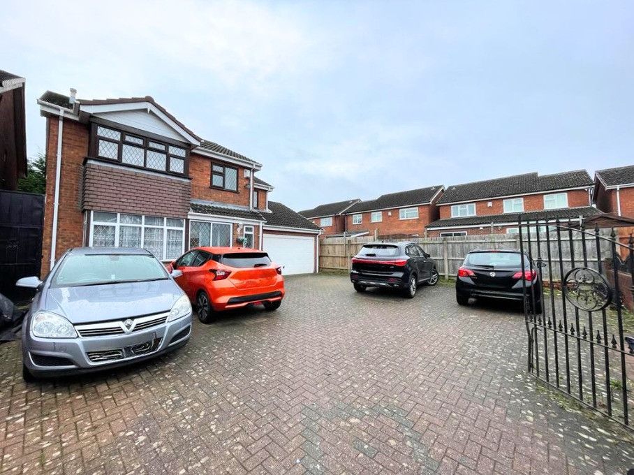 4 bed detached house for sale in Walnut Drive, Smethwick B66, £325,000