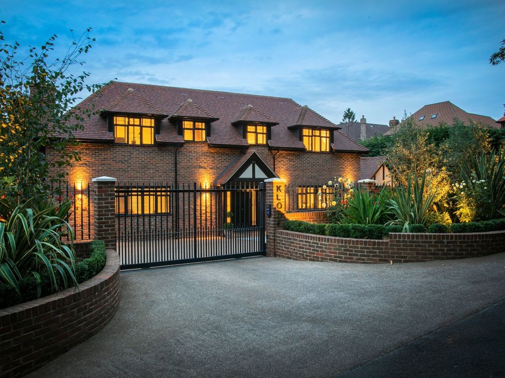 5 bed detached house for sale in Milton Avenue, Badgers Mount, Kent