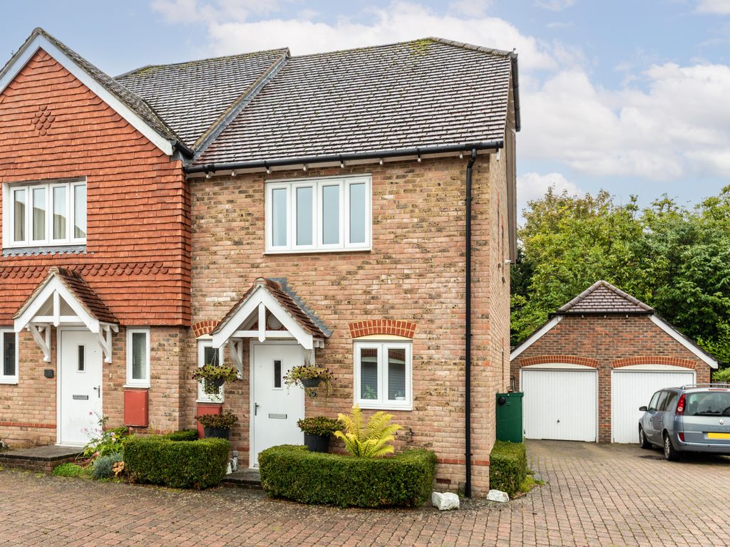 3 bed semidetached house for sale in Gwynne Gardens, East Grinstead