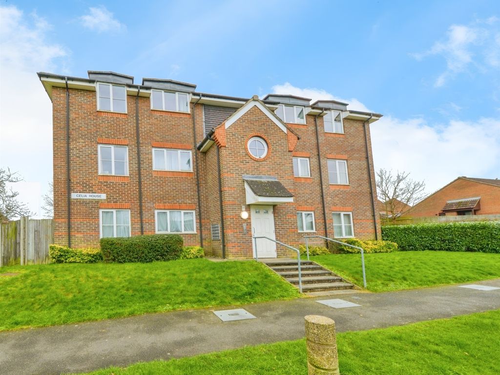 2 bed flat for sale in Ludwick Way, Welwyn Garden City AL7, £156,750