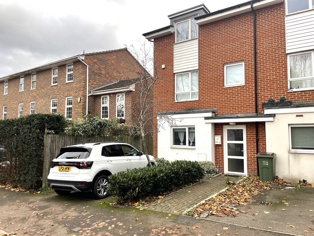 4 bed town house to rent in Camborne Road, Sutton SM2, £2,400 pcm Zoopla