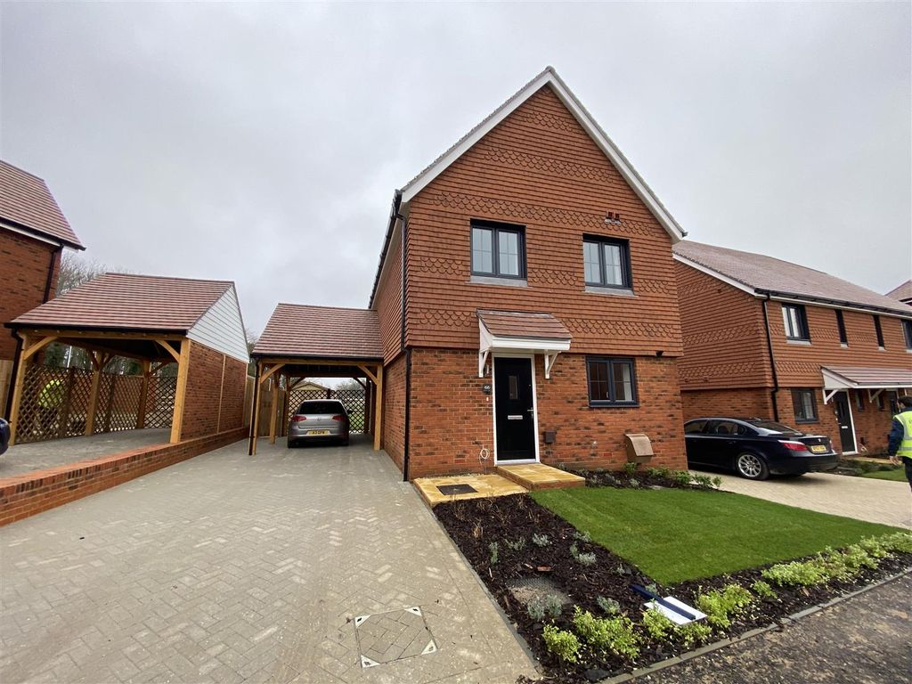 4 bed detached house to rent in Honeysuckle Avenue, Willesborough