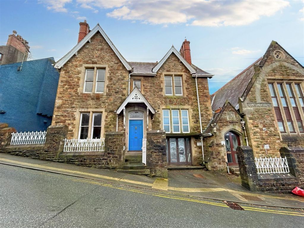 4 bed town house for sale in Tower Hill, Haverfordwest SA61, £190,000