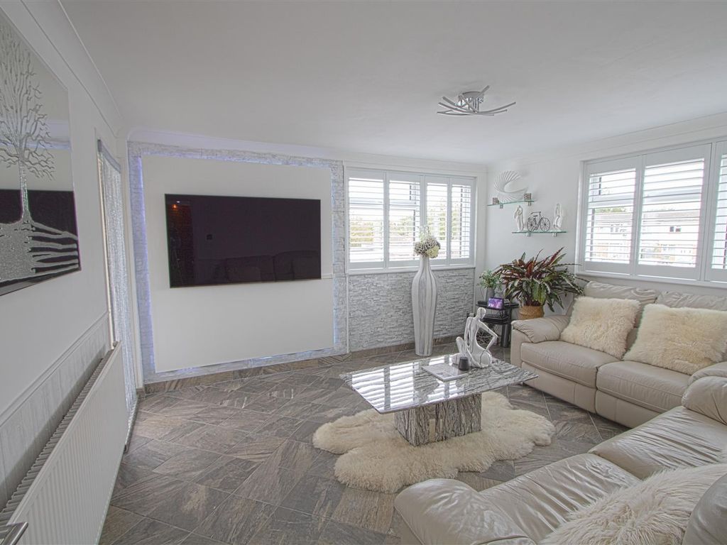 1 bed flat for sale in Little Thorpe, Vange, Basildon SS16, £190,000