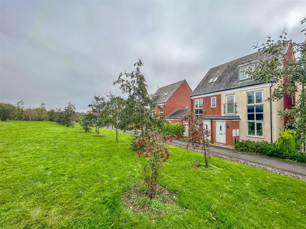 3 bed semidetached house to rent in Bowden Close, Newcastle Upon Tyne NE13, £950 pcm Zoopla