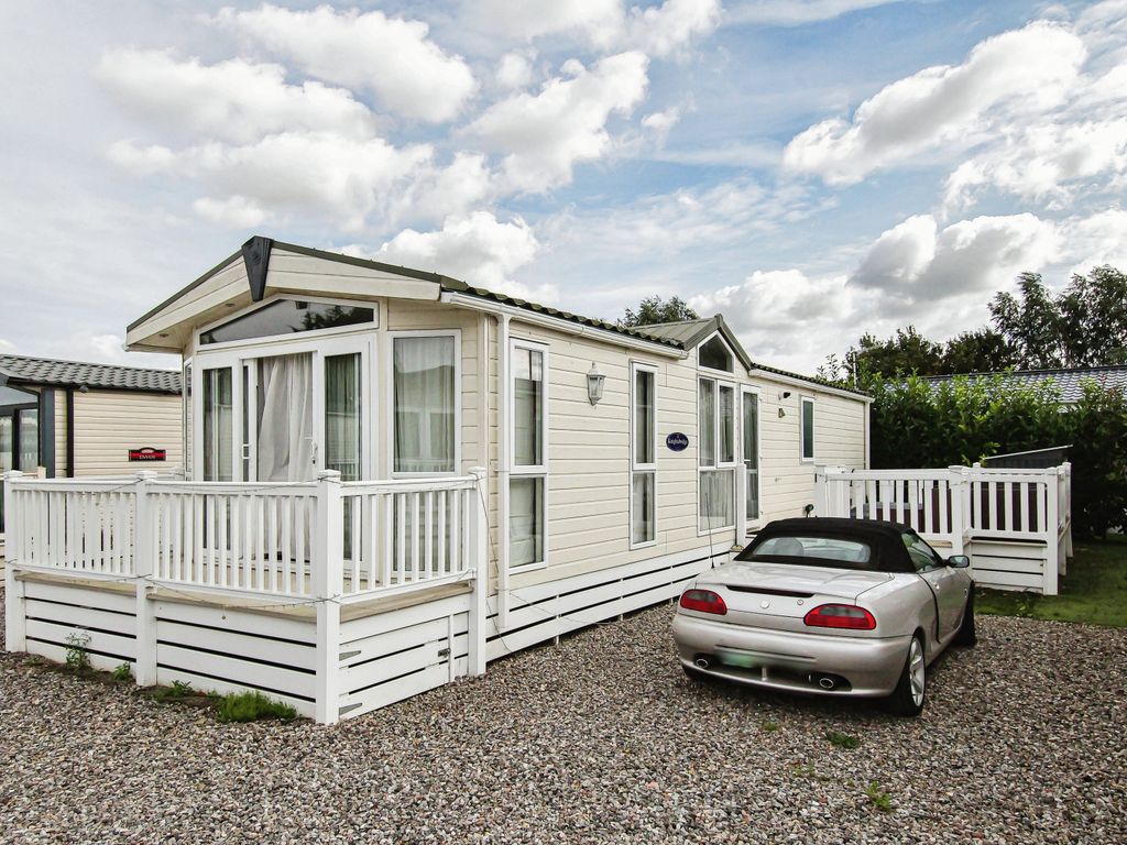 2 bed mobile/park home for sale in New River Bank, Littleport, Ely