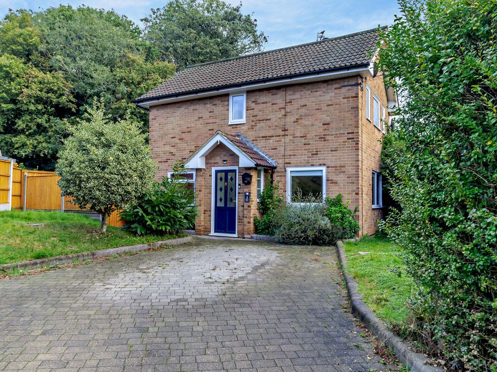 2 bed semidetached house for sale in Boleyn Gardens, Brentwood, Essex